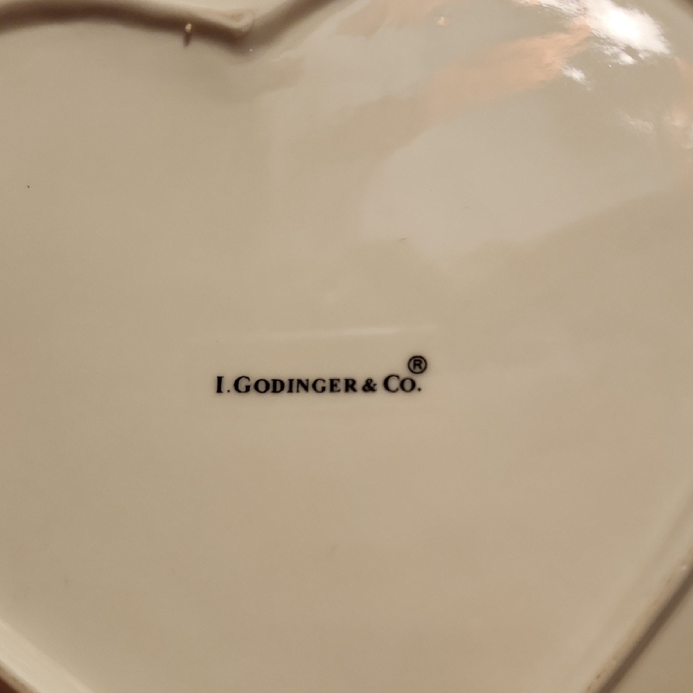 Elegant Cream Heart-Shaped Lace Plate - Picture 2 of 10